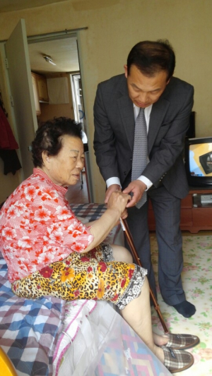 경주시,서울대성라이온스클럽 고향에 사랑나눔 `지팡이.실버카` 지원  