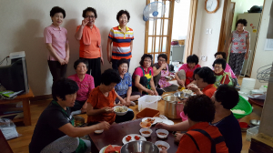 경주시 건천읍 건천2리 `여성 경로당`에서 국수 대접