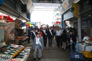 경주시의회, 추석맞이 전통시장 장보기 동참 