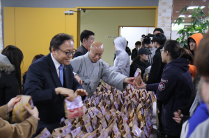 동국대 경주캠퍼스 ‘학교가 쏜다’ 기말시험 맞아 간식 나눔행사 
