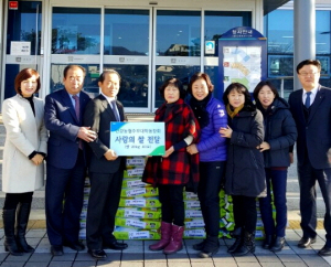 경주시 안강농협주부대학 총동창회 `사랑의 쌀` 기탁 