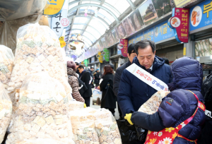 경주시의회, 설맞이 `전통시장 장보기` 행사 