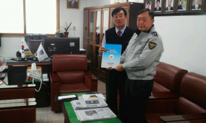 경주경찰서, 시각장애인용 점자 경찰종합민원 안내서 전달 