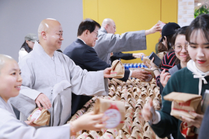 동국대 경주캠퍼스, 정각원과 석림회가 함께하는 도서관 무료 간식 `나눔`