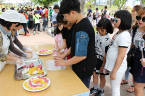 경주시 동궁원, 어린이날 맞아 관람객 최대 인파로 `북적북적` 
