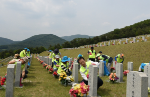경북관광공사, 영천호국원 묘역 환경정화 봉사활동 `구슬땀` 