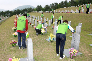 한국원자력환경공단, 영천호국원 묘역 환경정화활동 전개 