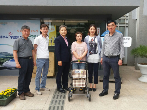 경주시, 퀸즈. 동경주 로타리클럽 `노인보행 보조차` 전달 