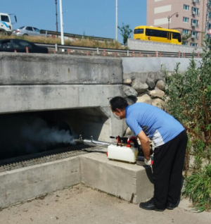 경주시 보건소, 모기 서식처 등 방역 취약지 `집중방역`