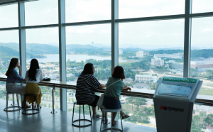 ˝경주세계문화엑스포 경주타워 `구름 위에 카페`에서 커피 한잔하고 가실께요˝