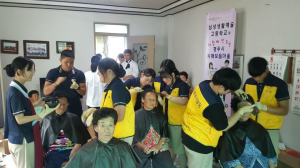 경주시보건소, 삼성생활예술고 `치매보듬마을` 찾아 미용 봉사활동 펼쳐 