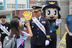 경주경찰서 `우리아이 안전하게 학교가기’ 등굣길 캠페인 전개 