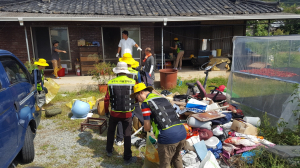 경주시 선도동 지역자율방재단, 저소득가구 찾아 청소봉사 `구슬땀` 