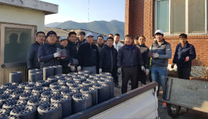 경주시 안강향토청년회 `사랑의 연탄` 배달 