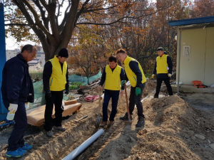 경주시 선도동 친절한경자씨, 능넘경로당 시설개선사업 `구슬땀` 