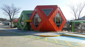 경주시 동궁원, 이색 `주령구 화장실` 눈길 
