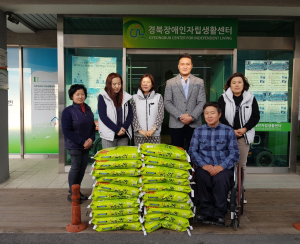경주시 황성동 `랑콩뜨레과자점` 경북장애인자립생활센터에 `사랑의 쌀` 전달 