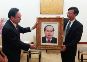 경주세계문화엑스포, 혼자수 이용주 작가 베트남 당서기장에 작품 기증 