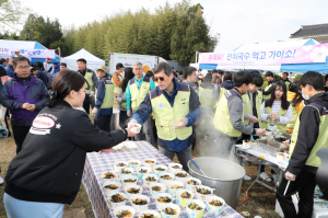 한수원, 경주벚꽃마라톤대회 `잔치국수 1만 그릇 나눔` 봉사