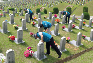 한국원자력환경공단, 노사 합동 영천호국원 묘역 정화활동 전개 