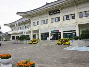 경주시 시립도서관 `책과 더불어’ 국화꽃으로 쾌적한 환경 조성 