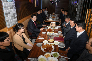 경주시 주낙영 시장, 일과 후 직원들과 자유로운 소통 `호프 미팅` 