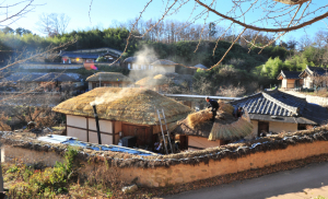[단신]경주 양동마을 이엉잇기로 관람객 볼거리 제공 