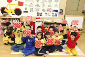 경주시 주낙영 시장, 산타로 변신해 시청어린이집 깜짝 방문 