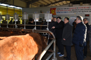 주낙영 경주시장, 신년벽두 ˝현장에서 답을 찾다˝ 가축시장 방문 