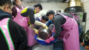 경주시시설관리공단, 무료급식소 ‘이웃집’에서 봉사활동 전개 