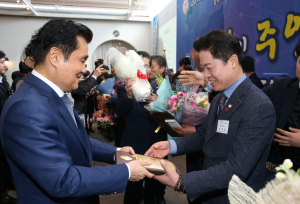 경주시의회 윤병길 의장, 전국 의정봉사 대상 수상 