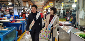 경주시의회, 설맞이 전통시장 장보기 행사 