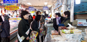 경주시 신라봉사회, 설맞이 전통시장 장보기 