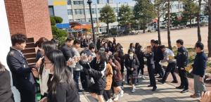 경주시 성건동 자율방범대, 안심 등.하굣길 호각 나누기 캠페인 전개 
