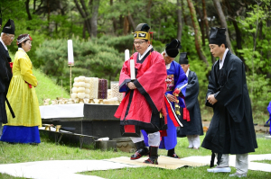 한국원자력환경공단 차성수 이사장, 법흥왕릉 춘향대제 초헌관 봉행.헌작 