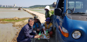 경주시 현곡면, 모내기 현장 찾아 농민들 노고 위로 