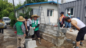경주시 월성동 새마을협의회, 사례관리 가구 집수리 자원봉사활동 펼쳐 