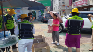 경주시 동천동 자율방재단, 폭염탈출 `얼음물 나눔` 