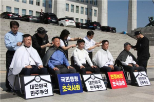 “범죄 피의자 조국 파면하라” 김석기 국회의원 삭발 단행 