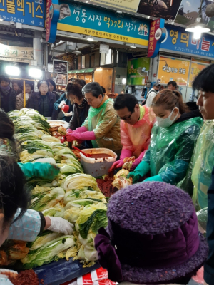 경주시 황오동, 성동시장 상인회와 함께하는 `사랑의 김장김치 나눔`