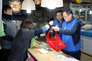 한수원, 임직원 지역경제 활성화 동참 `전통시장 장보기`
