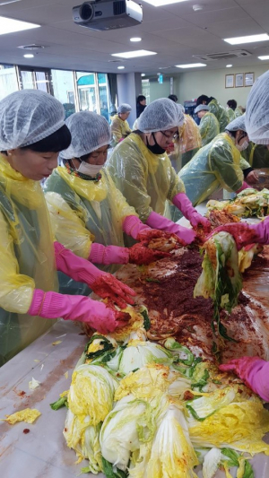 한국자유총연맹 경주시지회 불국동분회 `사랑의 김장김치 나눔`