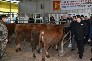 주낙영 경주시장, 신년 현장밀착 행보 `가축시장 방문. 관계자 격려`