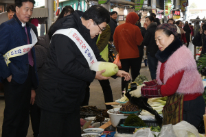 경주시, 설 명절 전통시장 대대적인 장보기 `지역경제 활성화 견인`