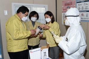 주낙영 경주시장, 신종 코로나바이러스 대응 `선별진료소 방문` 근무자 격려 