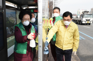 경주시 새마을회 `코로나19` 차단 버스정류장 방역활동 전개 