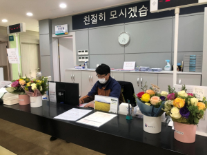 경주시 농업기술센터, 농촌진흥청 기증 장미 꽃다발 `보건소` 전달 