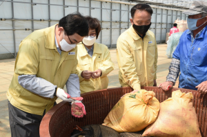 주낙영 경주시장, 현곡면 농기계 작목반 볍씨 파종작업 일손 도와