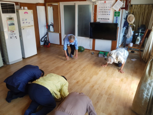 경주시 안강읍, 운영 재개 경로당 방문 `수박` 전달 