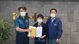 경주경찰서, 경찰 사칭 보이스피싱 피해 막은 농협 직원에 감사장 수여 